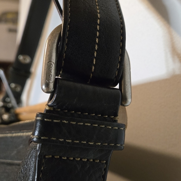 Vintage Coach Black Leather Shoulder Bag with Elegant Silhouette - Picture 4 of 10
